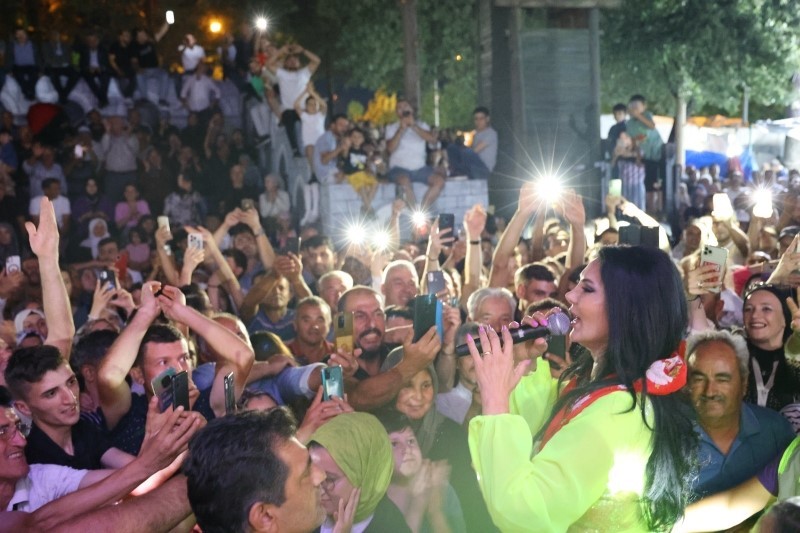 Şarkıcı Ayşe Dinçer, Gediz Tarhana Festivali’nde sahne aldı