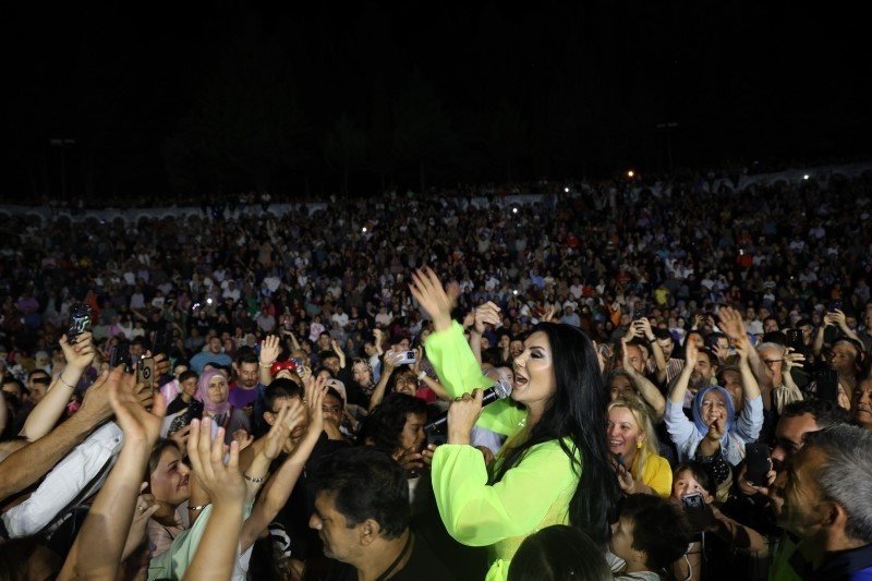 Şarkıcı Ayşe Dinçer, Gediz Tarhana Festivali’nde sahne aldı