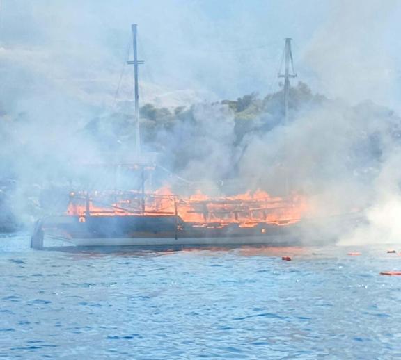 Marmaris'te tur teknesi yandı, tahliye edilen 39 kişiden yaralı 4'ü hastaneye sevk edildi