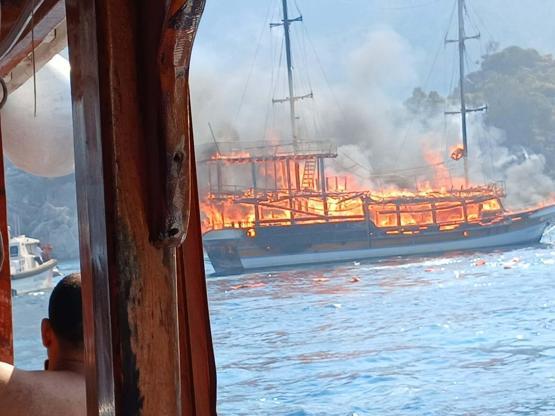 Marmaris'te tur teknesi yandı, tahliye edilen 39 kişiden yaralı 4'ü hastaneye sevk edildi