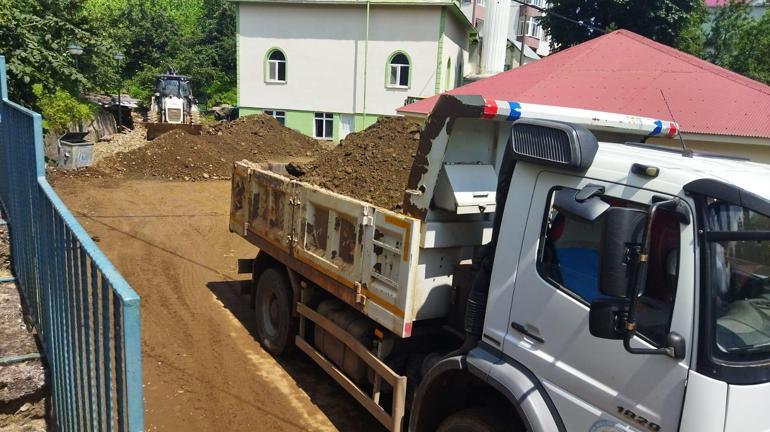 Trabzon ve Giresun'da sel sonrası yollar temizleniyor, hasar tespitine başlandı