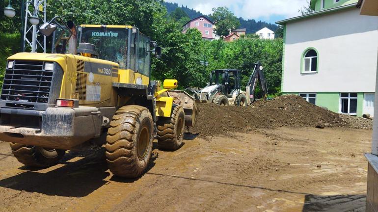 Trabzon ve Giresun'da sel sonrası yollar temizleniyor, hasar tespitine başlandı