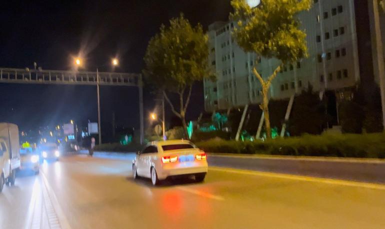 Otomobilini polislerin üzerine sürüp, patlak lastikle 8 kilometre kaçtı; o anlar kamerada