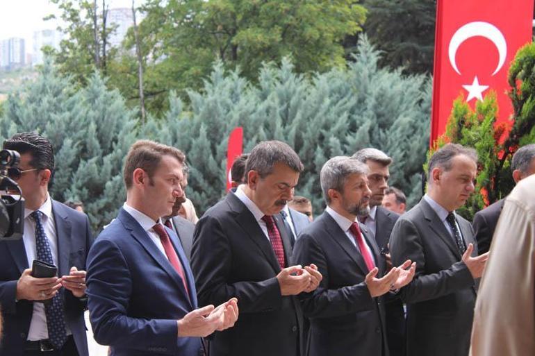 Bakan Tekin'den 15 Temmuz Şehitliği'ne ziyaret