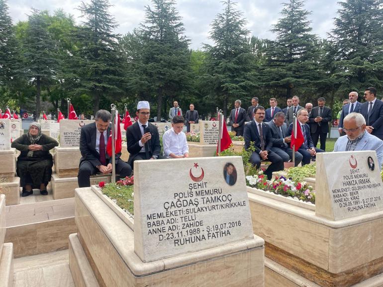 Bakan Tekin'den 15 Temmuz Şehitliği'ne ziyaret