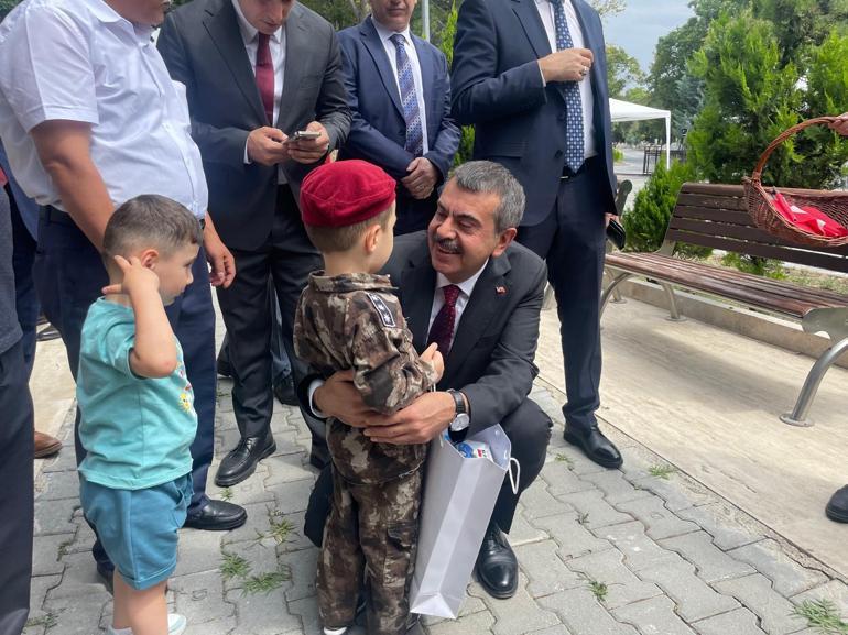 Bakan Tekin'den 15 Temmuz Şehitliği'ne ziyaret