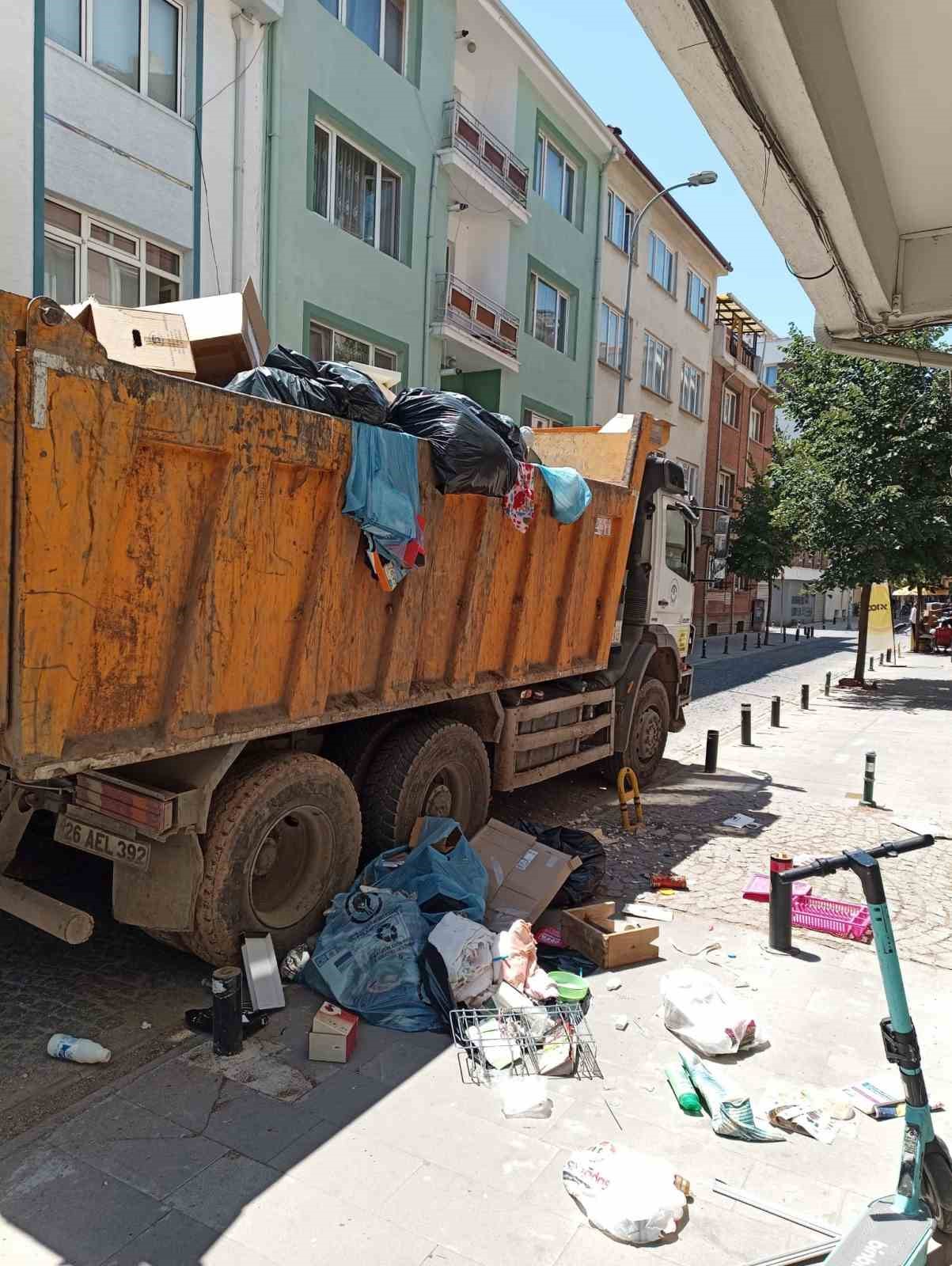 4 Ton çöp çıkan evi temizlenip yaşanabilir hale getirildiler