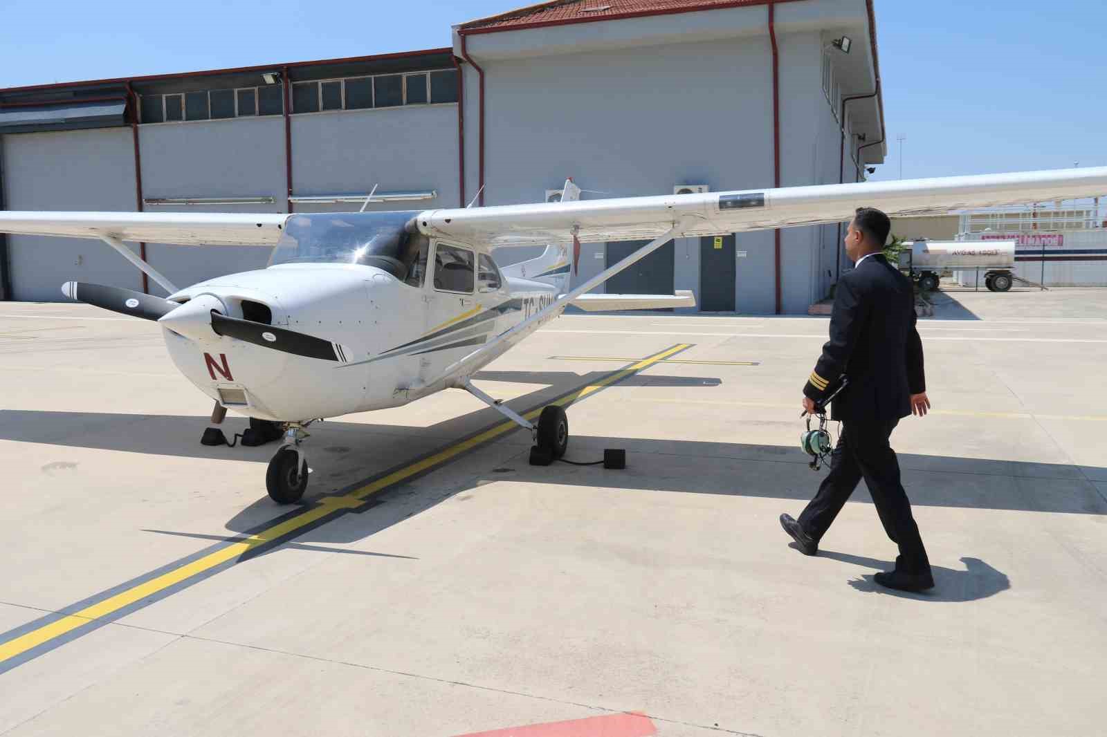 Çocukluk hayali pilotluk mesleğini yapmak için Tıp Fakültesini bıraktı