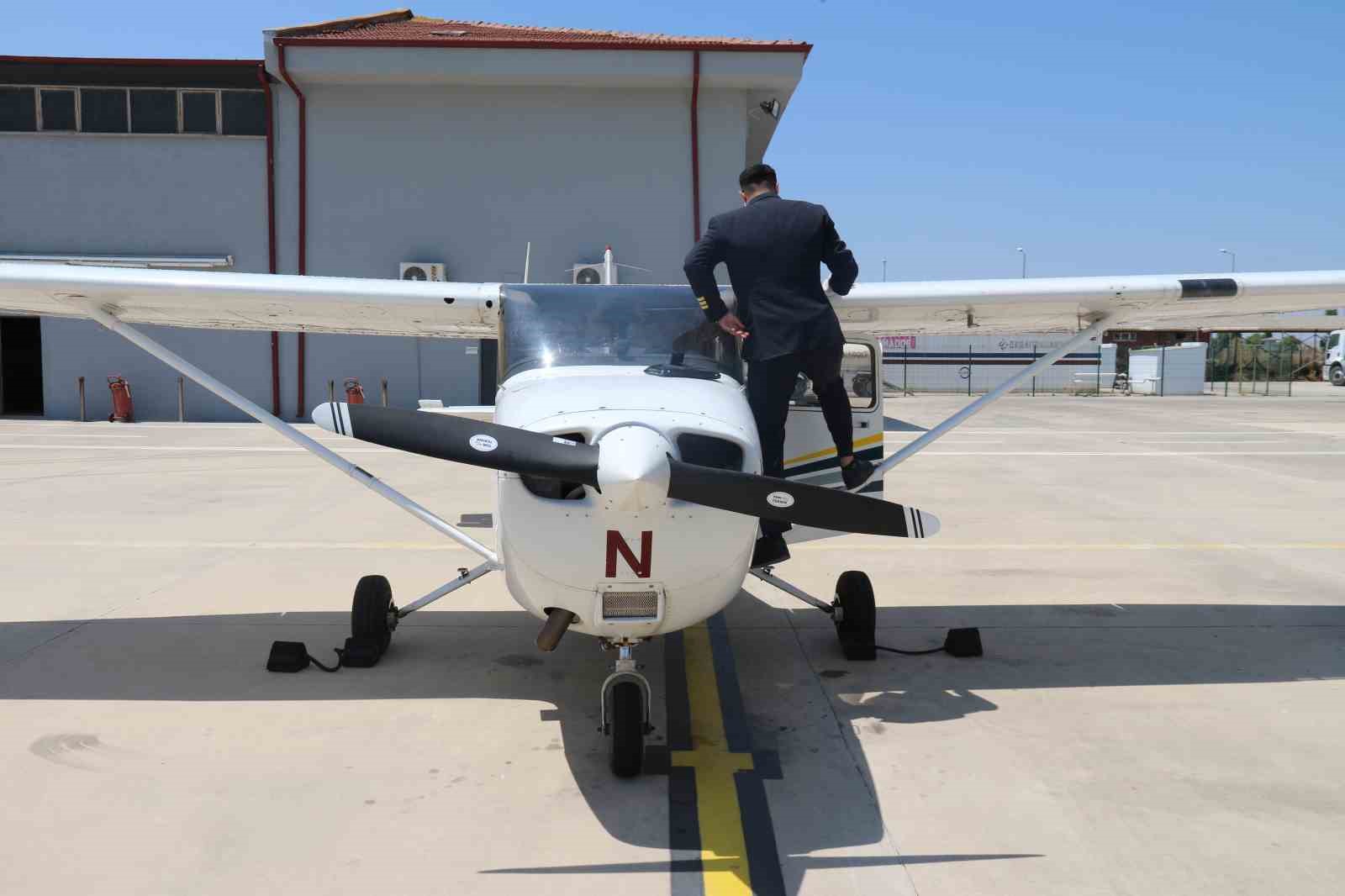 Çocukluk hayali pilotluk mesleğini yapmak için Tıp Fakültesini bıraktı