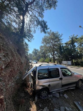 Muğla'da tur otobüsü park halindeki araçlara çarptı, 1 çocuk öldü, 33 yaralı