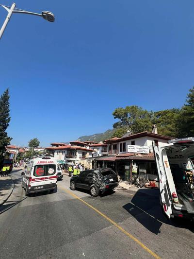 Muğla'da tur otobüsü park halindeki araçlara çarptı, 1 çocuk öldü, 33 yaralı