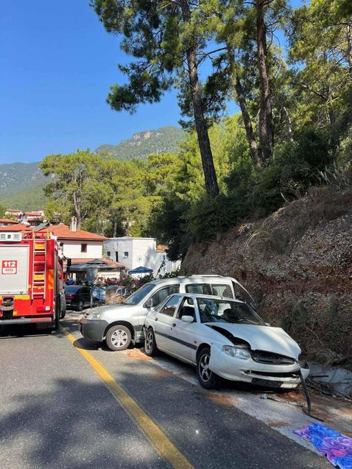 Muğla'da tur otobüsü park halindeki araçlara çarptı, 1 çocuk öldü, 33 yaralı