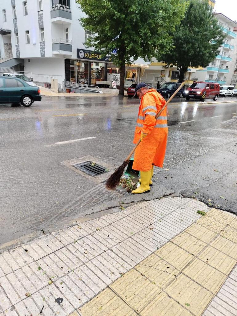 Çorum'da sağanak ve dolu; araçlar yolda kaldı, ağaçlar devrildi