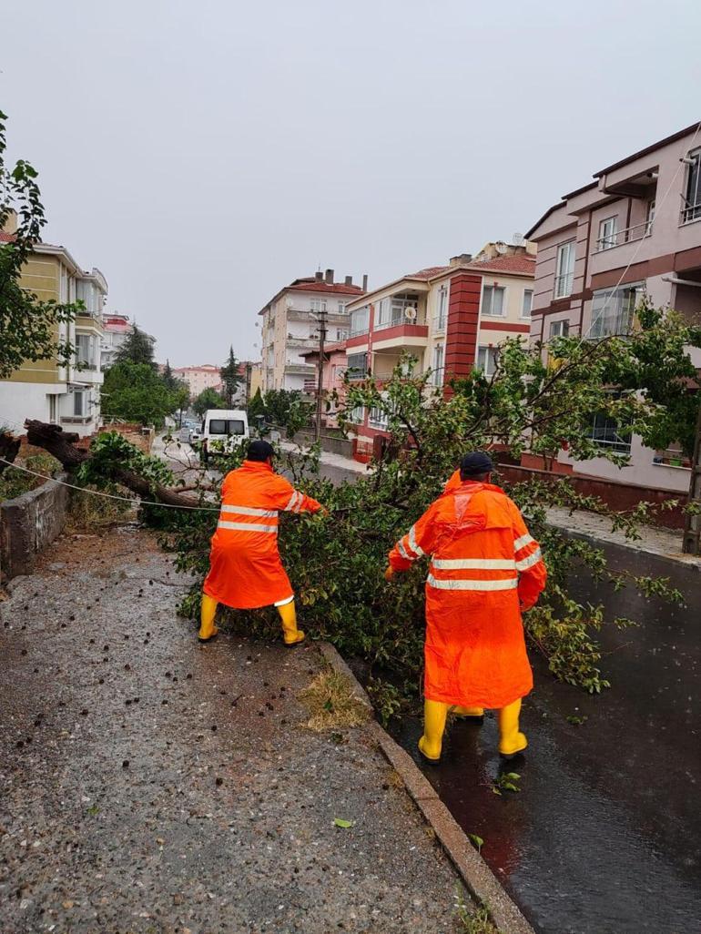 Çorum'da sağanak ve dolu; araçlar yolda kaldı, ağaçlar devrildi