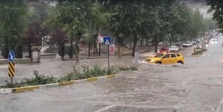 Çorum'da sağanak ve dolu; araçlar yolda kaldı, ağaçlar devrildi