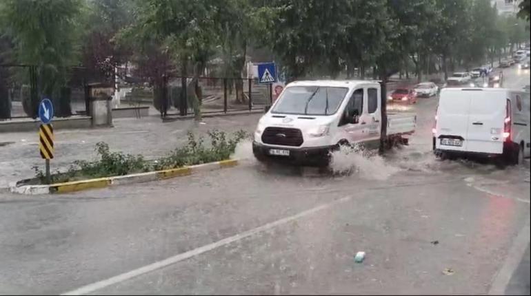 Çorum'da sağanak ve dolu; araçlar yolda kaldı, ağaçlar devrildi