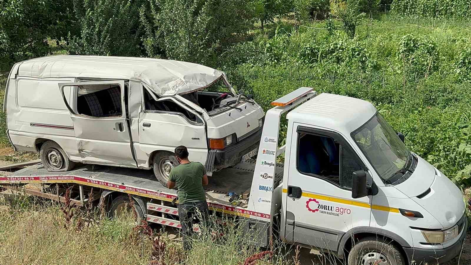 Şarampole devrilen minibüste üçü çocuk 5 kişi yaralandı.