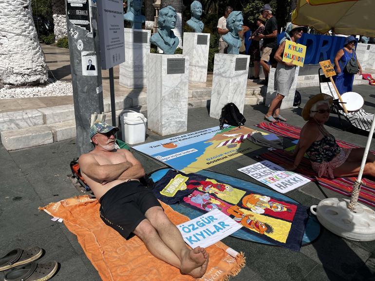 Bodrum'da kıyı işgaline karşı Belediye Meydanı'nda şezlonglu, havlulu ve havuzlu eylem