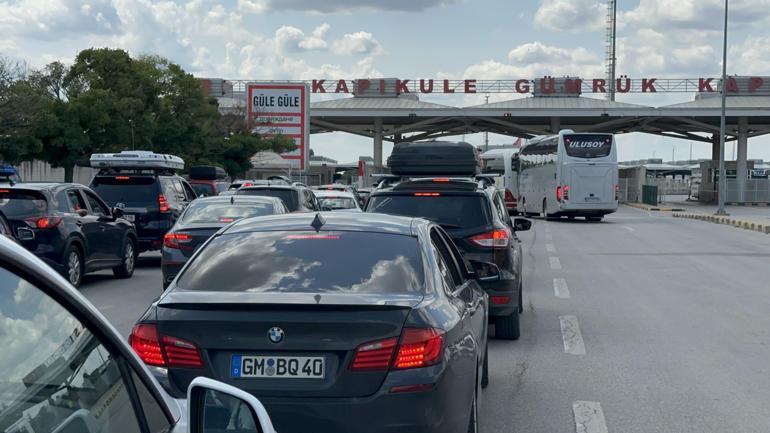 Kapıkule'de bir yanda sevinç, bir yanda hüzün