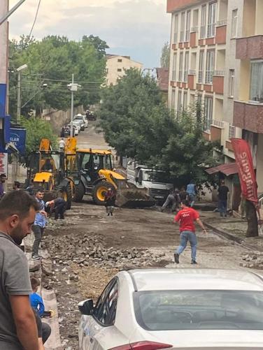 Giresun'da sağanak sele döndü; işyerlerini su bastı araçlar zarar gördü