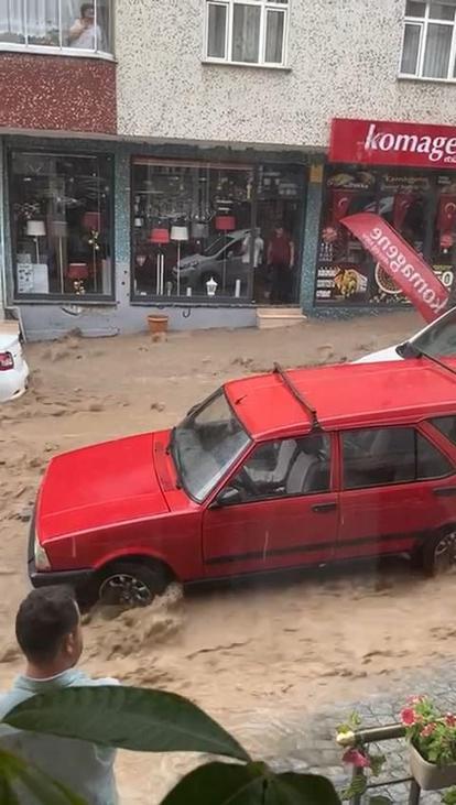 Giresun'da sağanak sele döndü; işyerlerini su bastı araçlar zarar gördü