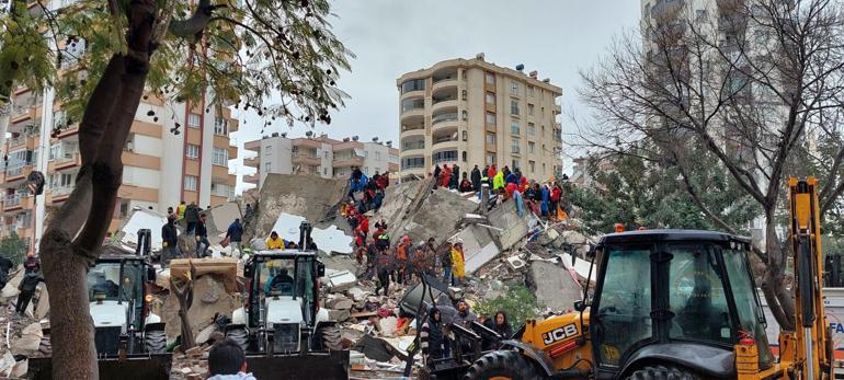 Depremde 63 kişinin öldüğü apartmanda tadilat yaptıkları öne sürülen baba ve oğluna dava