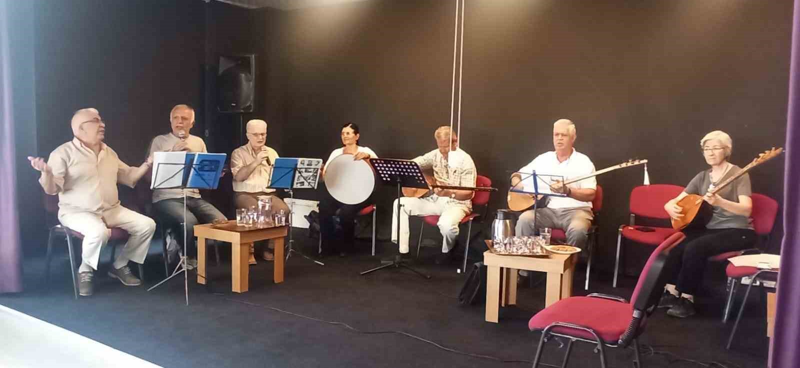 Eskişehir’de yaşlılar için Türk Halk Müziği Grubu tarafından verilen konser ilgi gördü