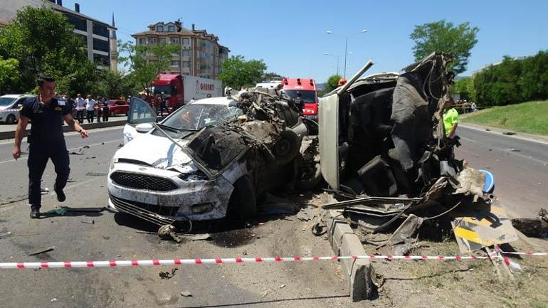Bolu'da kavşakta 4 otomobilin karıştığı kaza: 2 ölü, 3 yaralı