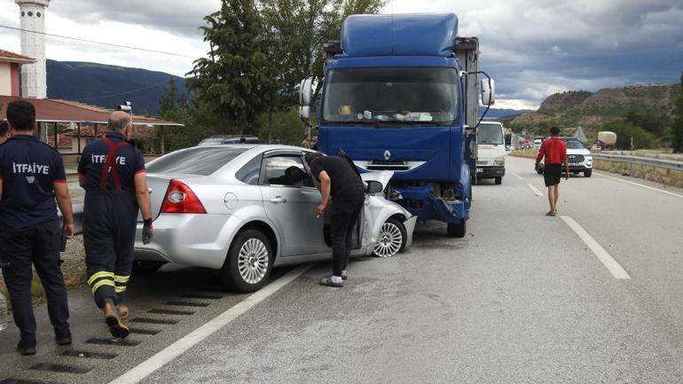 Seyir halinde ters dönen otomobile arsındaki kamyon çarptı; 3 kişinin yaralandığı kaza kamerada