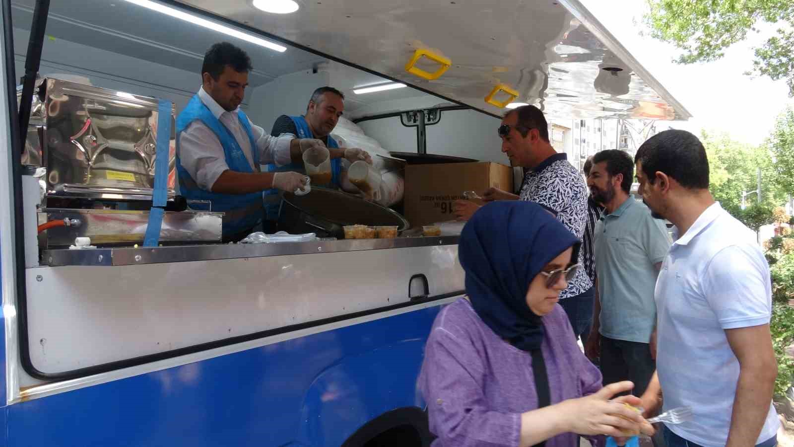 Kütahya’da binlerce kişiye aşure ikram edildi