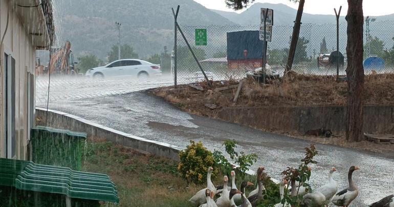 Gaziantep'te sağanak; dere taştı, traktör sürüklendi