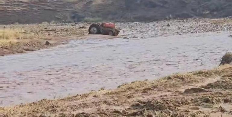 Gaziantep'te sağanak; dere taştı, traktör sürüklendi