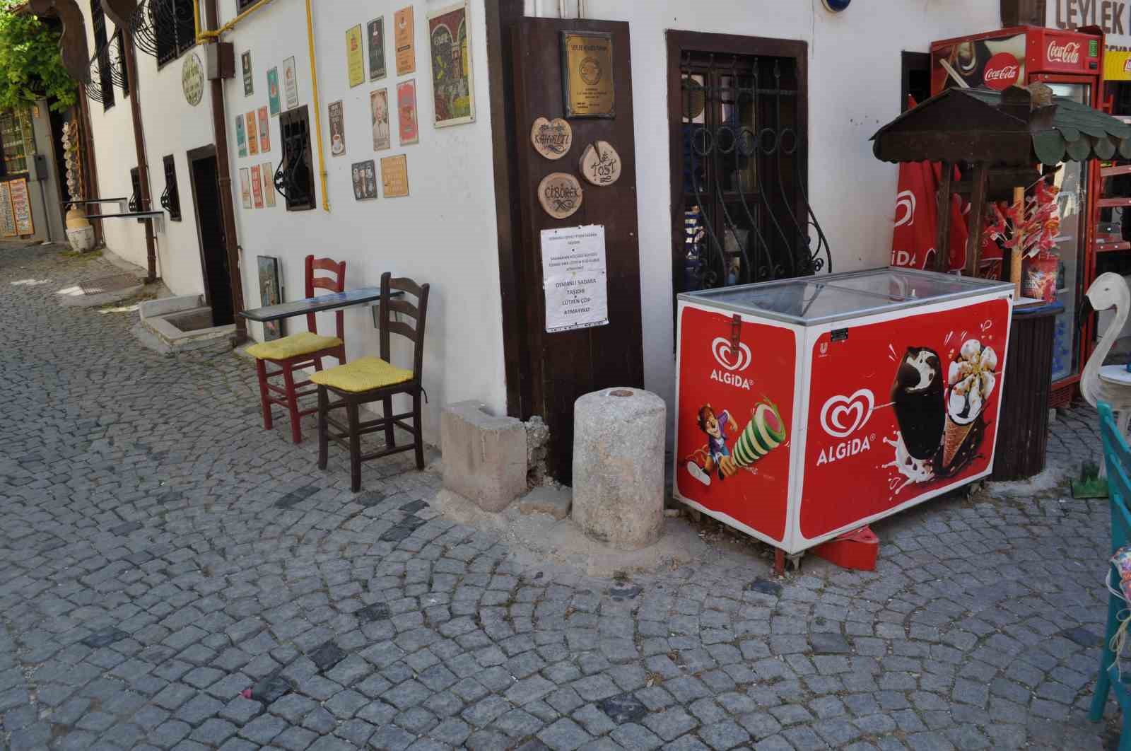 Sadaka taşına değersiz madeni para ve çöp atılmasına esnaf tepki gösterdi