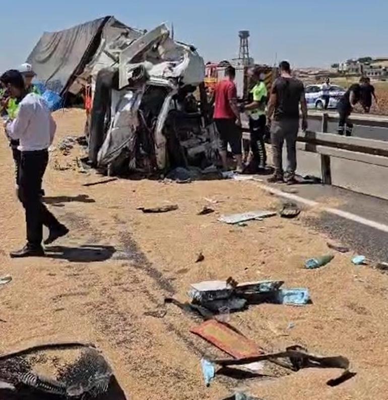 Mardin'de buğday ve elma yüklü TIR'lar çarpıştı: 1'i ağır, 2 sürücü yaralı