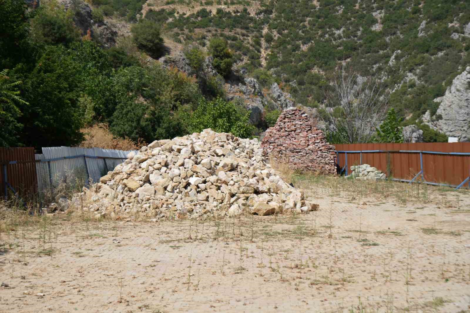 Osmanlı’nın ilk imareti olan Orhan Gazi İmareti’nin yapı taşları otoparka terk edildi