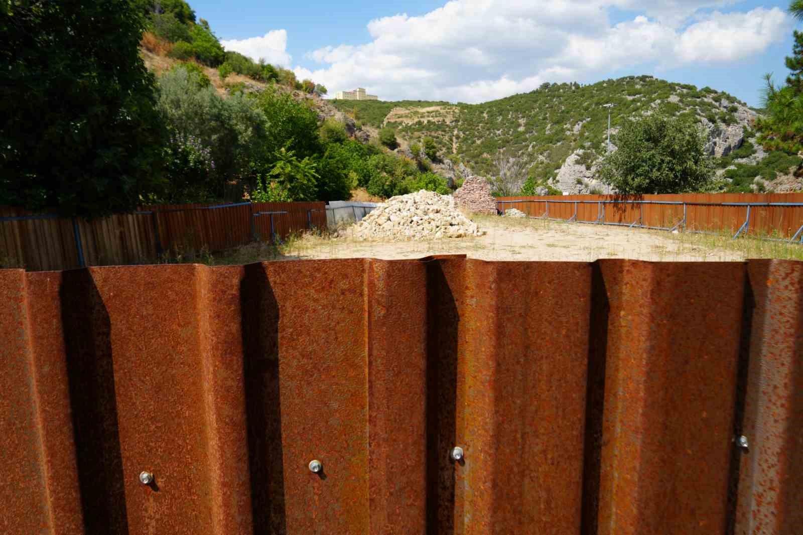 Osmanlı’nın ilk imareti olan Orhan Gazi İmareti’nin yapı taşları otoparka terk edildi