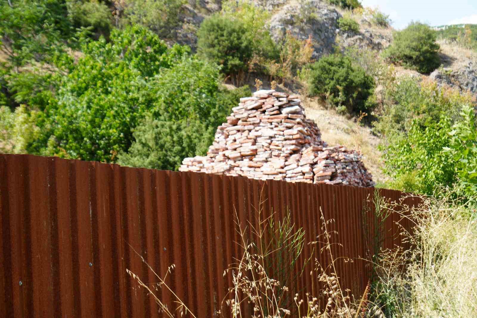 Osmanlı’nın ilk imareti olan Orhan Gazi İmareti’nin yapı taşları otoparka terk edildi