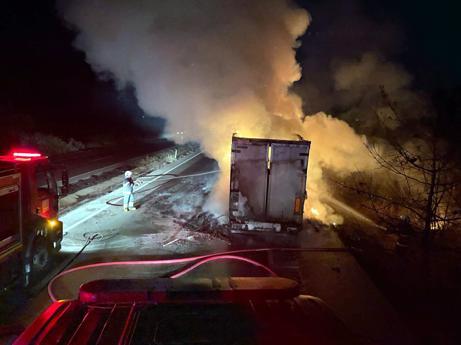 Tokat'ta seyir halindeki TIR alev alev yandı olay anı kamerada