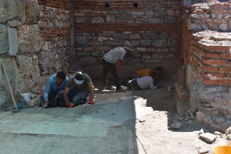 Ayasuluk Tepesi kazılarında St. Jean Kilisesi'nin güney haç kolunda zemin döşemeleri bulundu