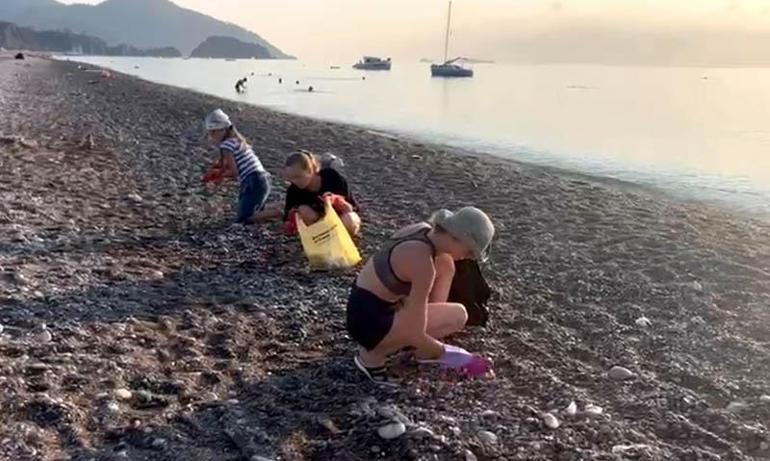 Çıralı'da turistler, plajda temizlik yaptı