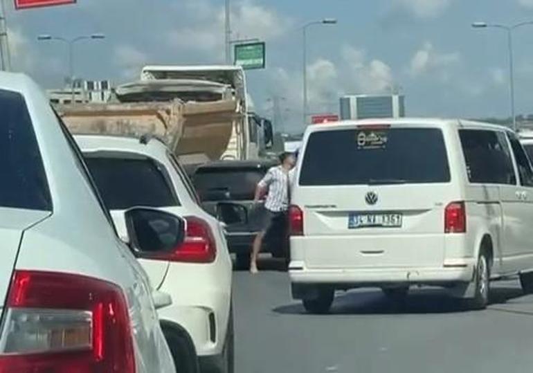 Başakşehir'de yol tartışması kamerada