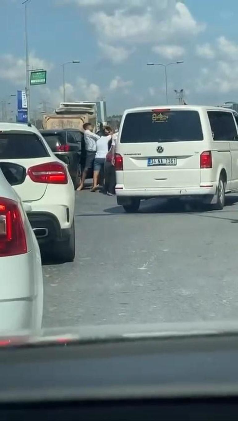 Başakşehir'de yol tartışması kamerada