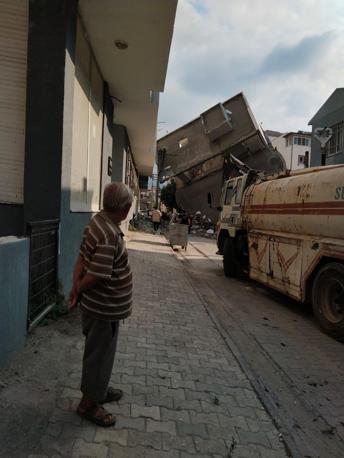 Kontrollü yıkımı yapılan apartman, diğer apartmanın üzerine devrildi