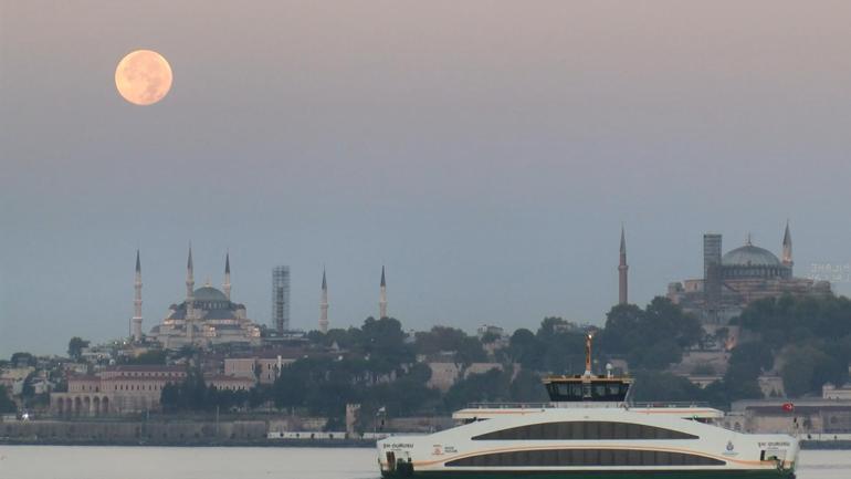 Süper Ay İstanbul'da görsel şölen oluşturdu