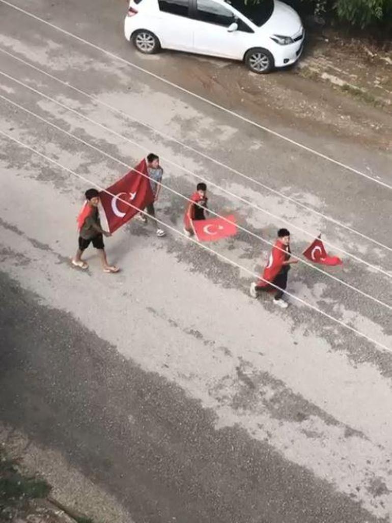 Tokat'ta 4 çocuk bayrak açıp, sokak sokak gezerek 'Şehit' türküsü söyledi; o anlar kamerada