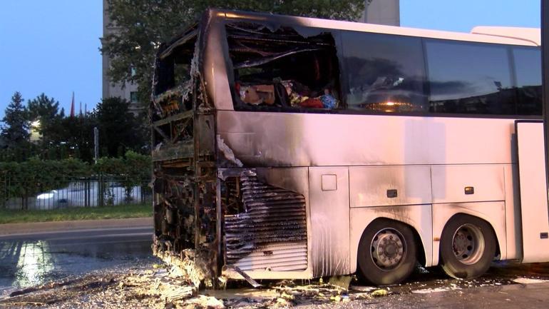 Beşiktaş'ta, arıza yapan yolcu otobüsünde yangın çıktı