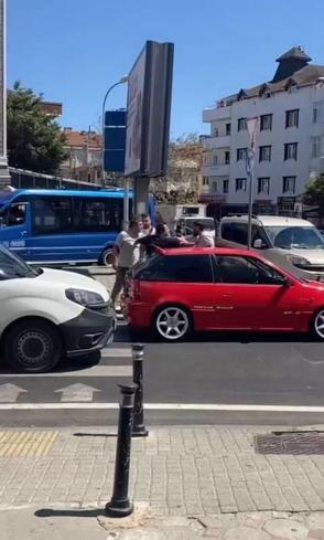 Ümraniye'de 2 sürücünün yol verme kavgası kameraya yansıdı