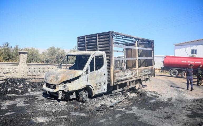 Antalya'da kağıt fabrikası yandı