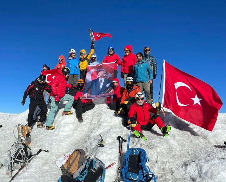 Ağrı Dağı'nın zirvesine tırmanıp, Atatürk posteri ve Türk bayrağı açtılar