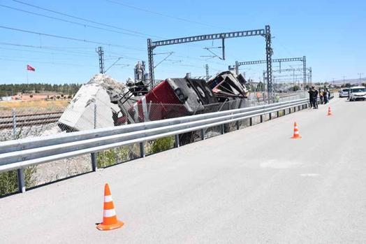 Lokomotif manevra yaparken beton bloğa çarpıp devrildi: 2 makinist yaralı